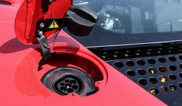 Ferrari lanzará su primer coche eléctrico en 2025…