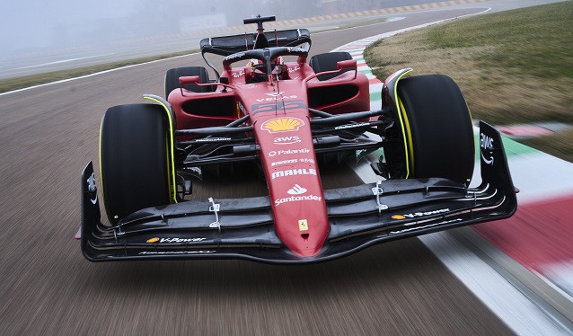 Ferrari estrena el F1-75 bajo la niebla en Fiorano