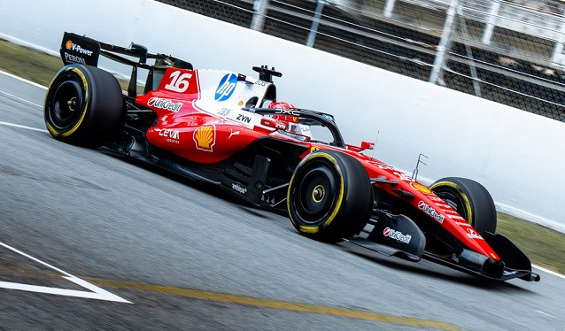 Ferrari rueda en el segundo día de Shakedown en Montmeló